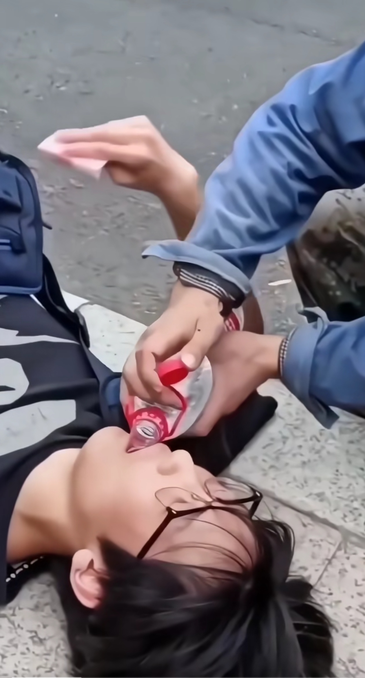 由于天气实在是太热了,戴眼镜的小伙子终于晕倒了