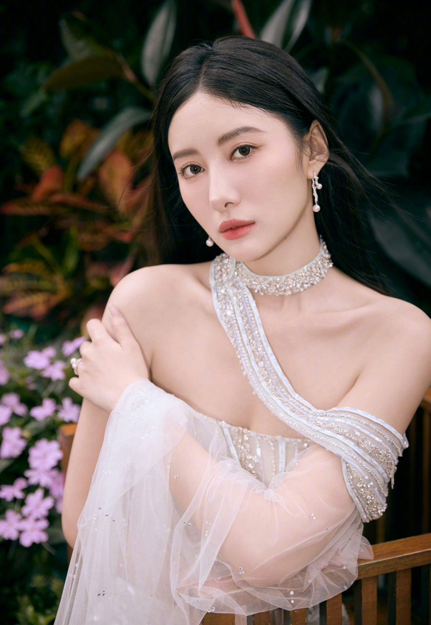 吴优,白色亮钻抹胸礼裙,性感十足!