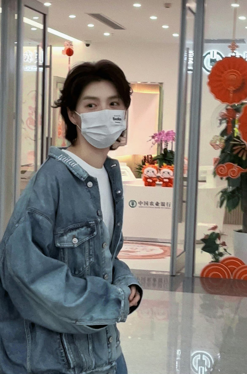 精致小脸,冷白皮是多少女明星都嫉妒的,男孩子长这么秀气真的牛!