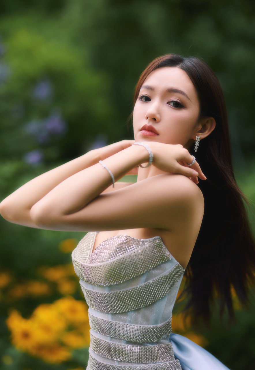 程潇,银色抹胸裙,好身材尽显风采!