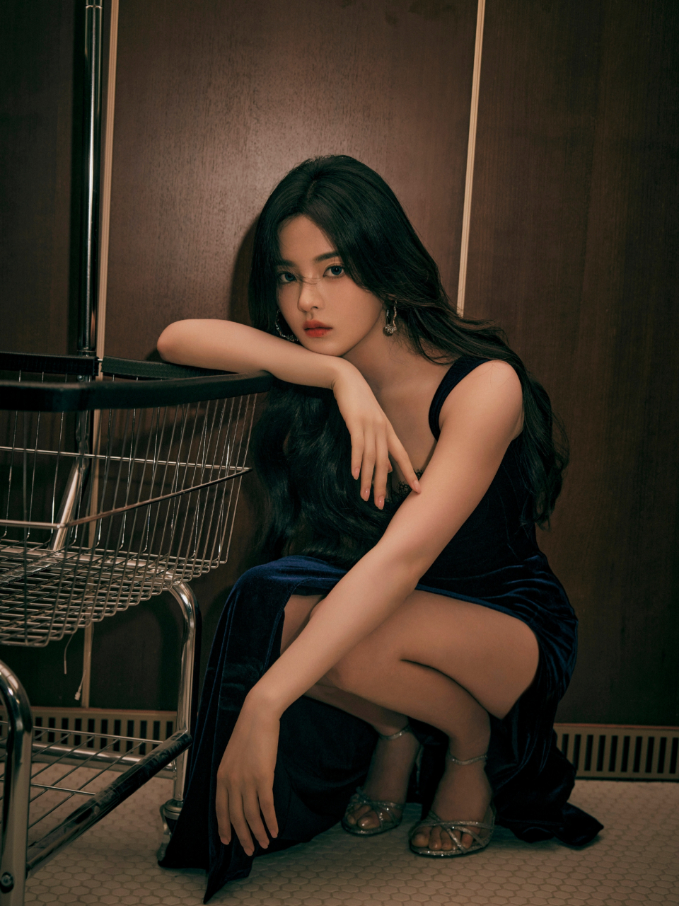 清新脱俗!杨超越蓝色吊带裙惊艳现身,让人不由眼前一亮!