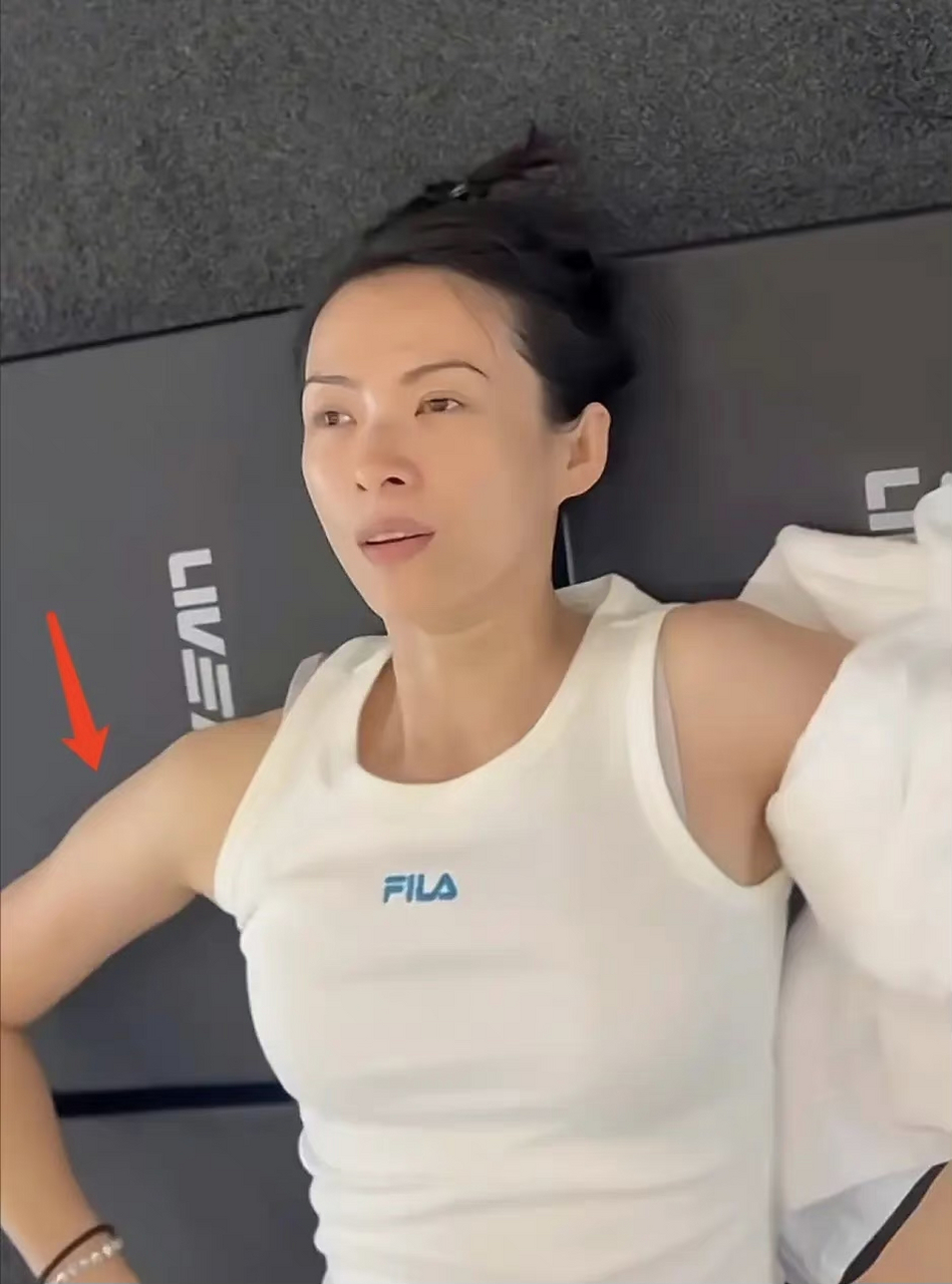 无惧怼脸死亡镜头,45岁依然活力满满练出肌肉,离开汪峰是对的,以后