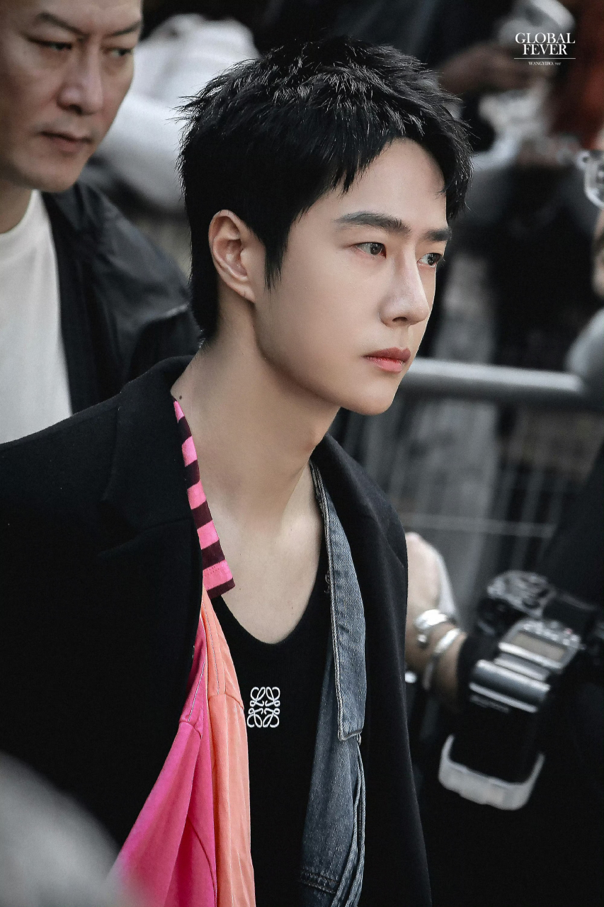 王一博应该是单眼皮男明星里最帅的吧,每次出装都无敌,罗意威活动又