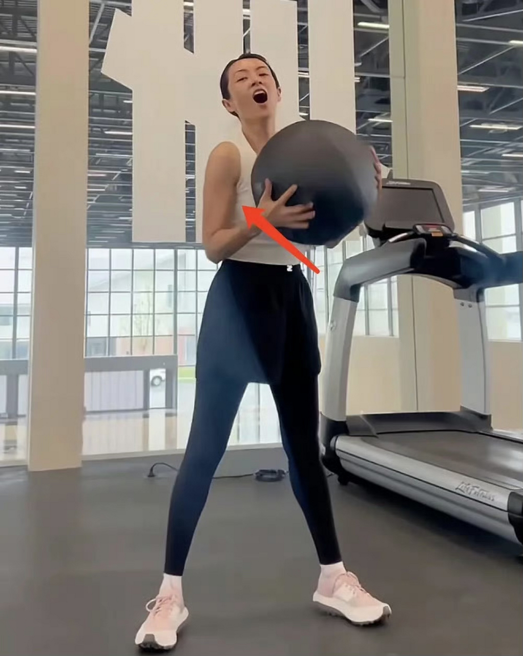 无惧怼脸死亡镜头,45岁依然活力满满练出肌肉,离开汪峰是对的,以后