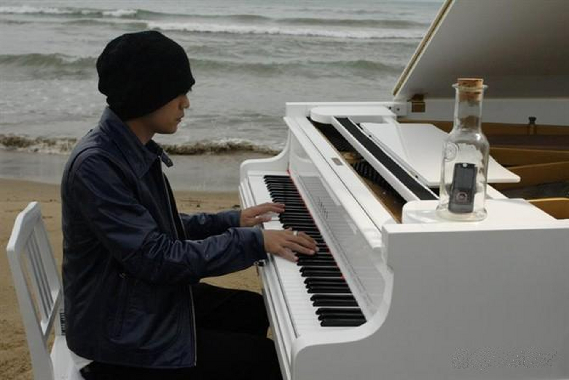 弹钢琴的周杰伦,安静得就像一个美男子!你们喜欢听他的歌吗.