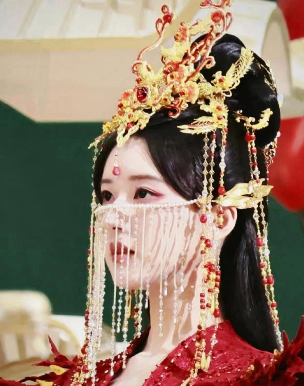 赵露思的红衣古装造型好美,很是惊艳!