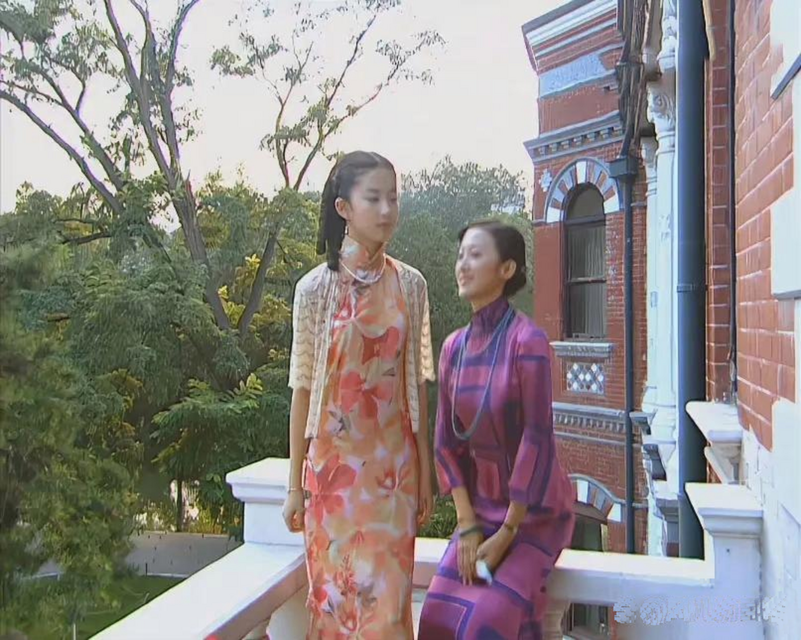 刘亦菲在《金粉世家》里演的白秀珠,穿旗袍真的好有感觉,跟董洁比也毫