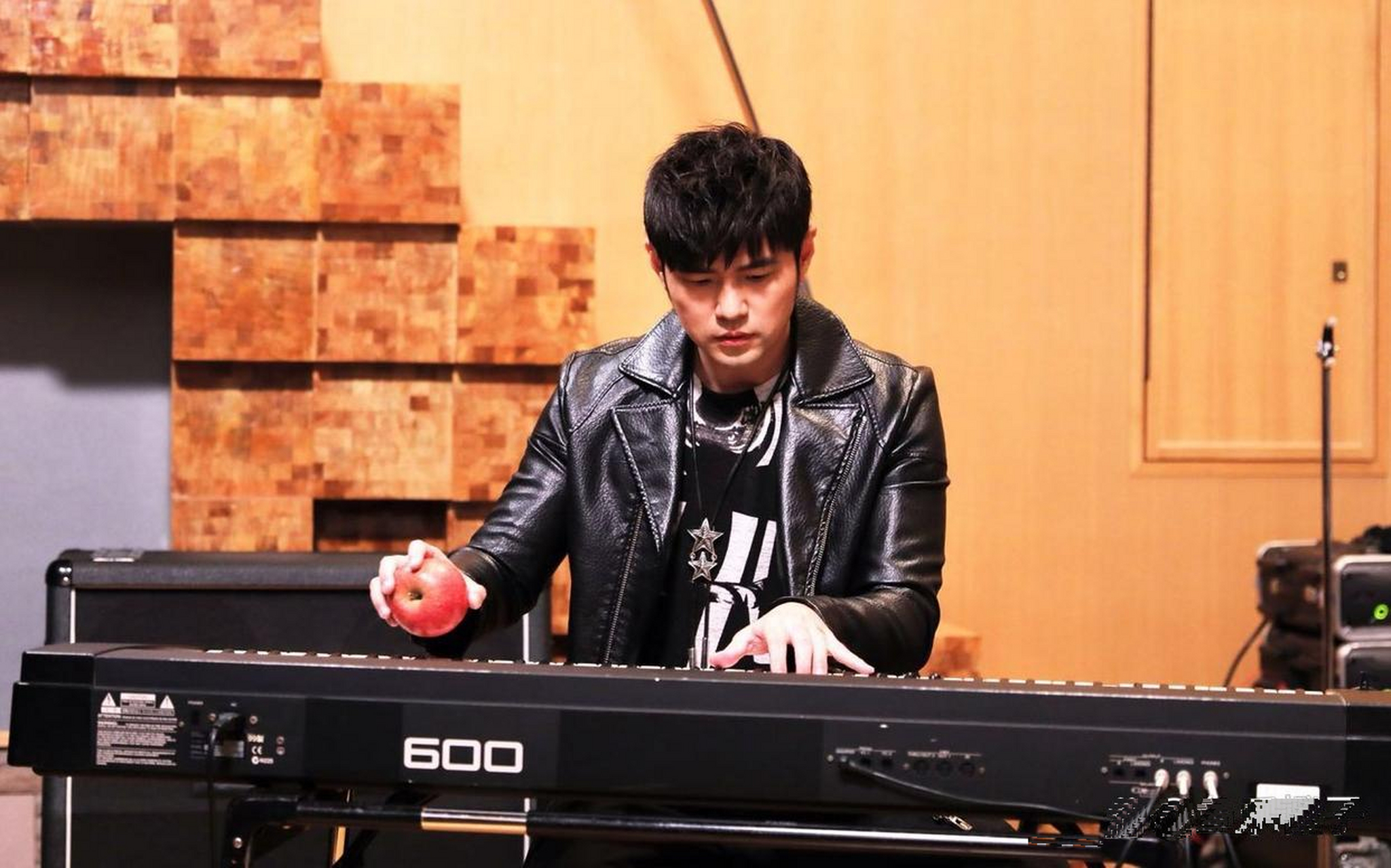 弹钢琴的周杰伦,安静得就像一个美男子!你们喜欢听他的歌吗.