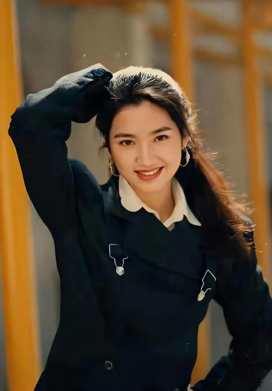 早期的洪欣,清纯秀丽,十分治愈.