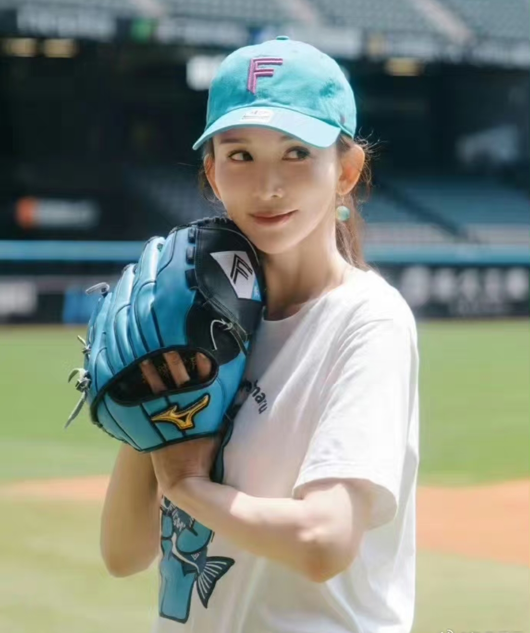 49岁林志玲为日本棒球赛开球 被赞身材似少女 现场跳热舞