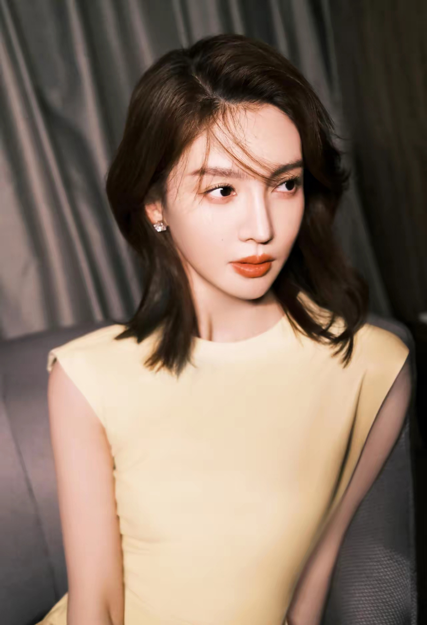 金晨短发配黄色云锦露背连身裙,婀娜多姿,魅力四射,女神魅力尽显!