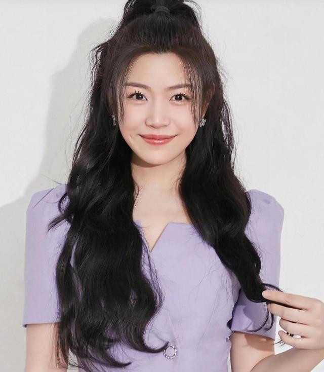 陈妍希是"真会玩"!早期拍mv博眼球,躺书桌上让林俊杰胸口写字