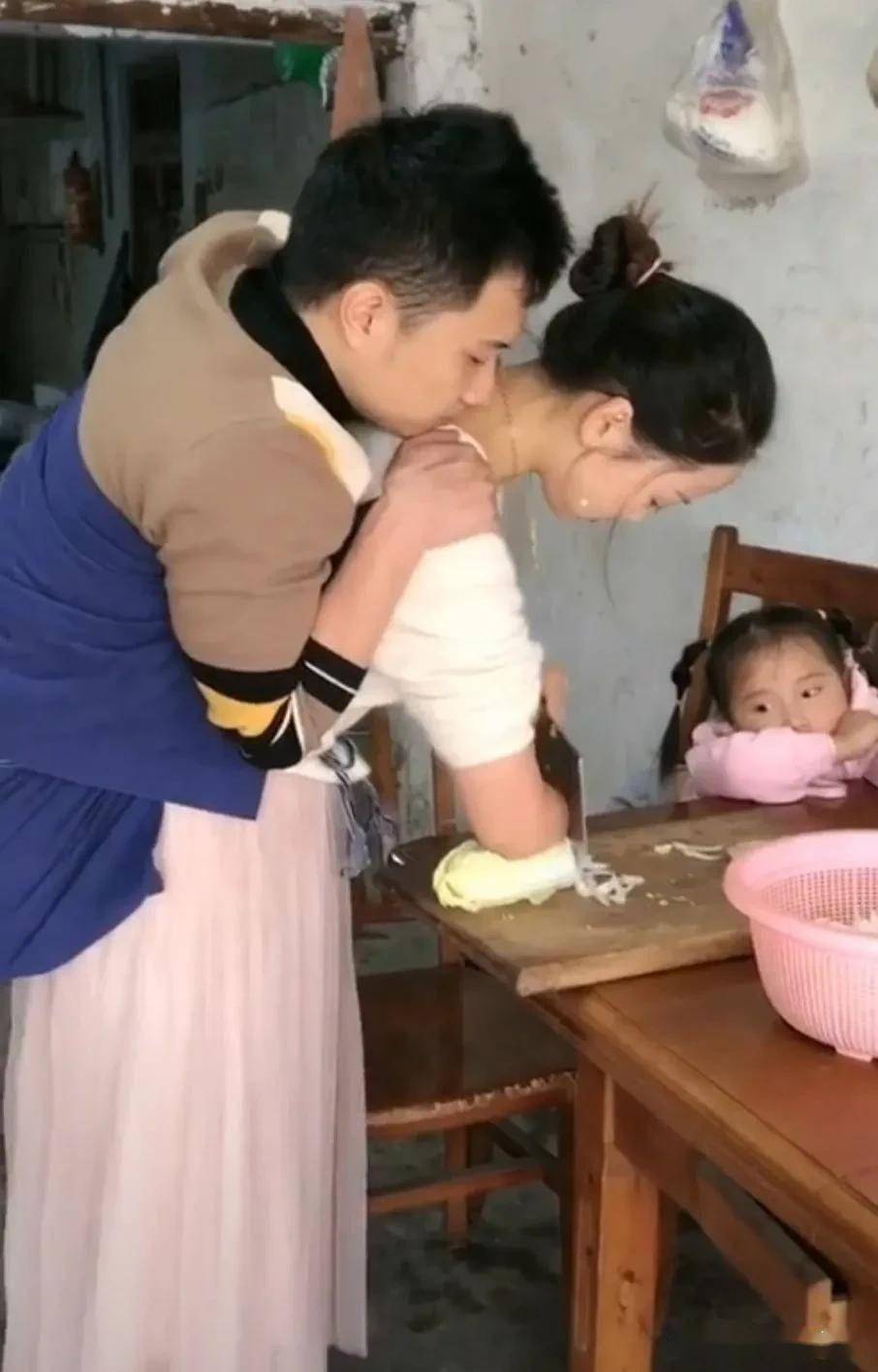 2019年爆火的"连体夫妻"组合,丈夫劈腿女粉丝,独臂
