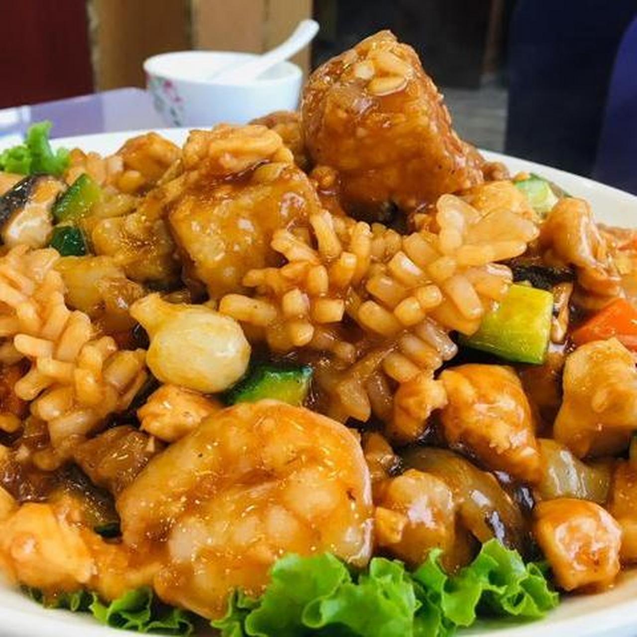 天津美食推荐:八珍豆腐  八珍豆腐是天津的一道传统特色名菜,以豆腐为