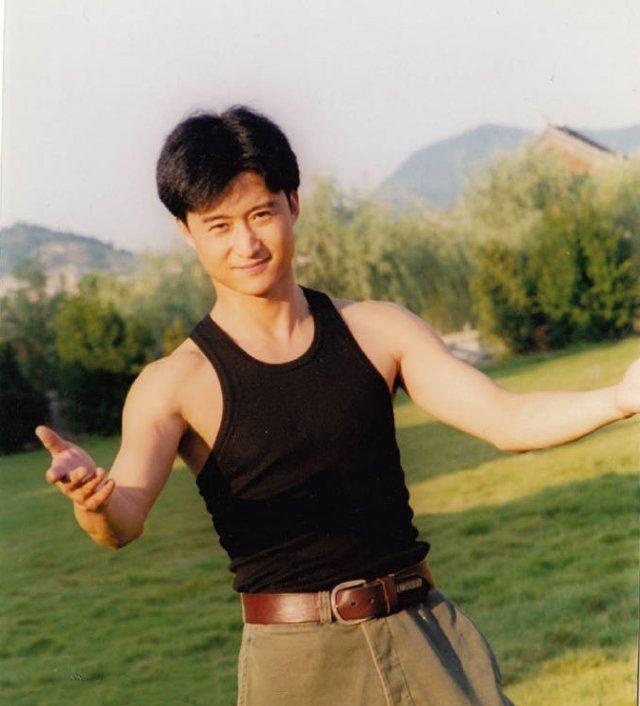 吴京获评一级演员 自爆曾下肢瘫痪 全身缝过百针,今断崖式衰老?