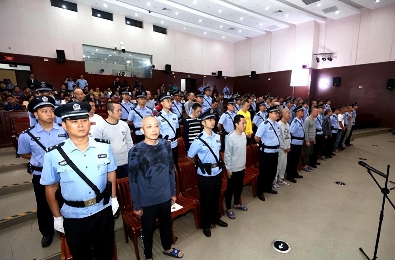 20年海南黑老大黄鸿发落网,平常谈判带枪,见到警察却懦弱大喊