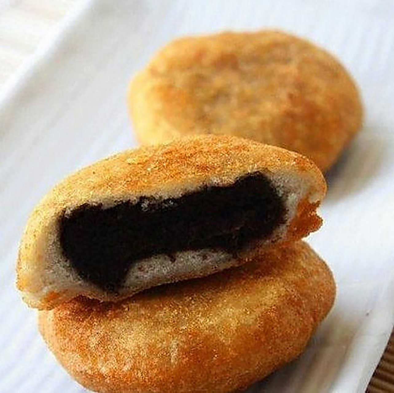 天津美食推荐:耳朵眼炸糕  耳朵眼炸糕是天津市的传统特色名点,也是