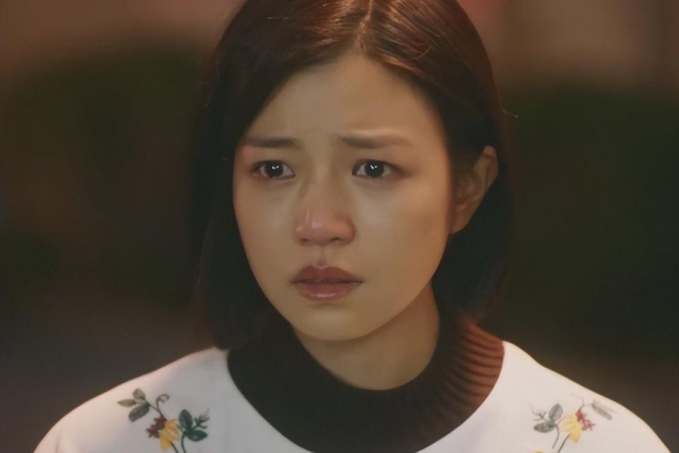 陈妍希是"真会玩"!早期拍mv博眼球,躺书桌上让林俊杰胸口写字