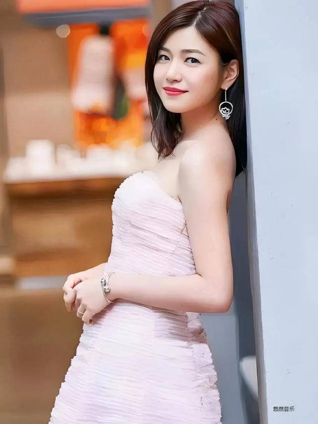 陈妍希是"真会玩"!早期拍mv博眼球,躺书桌上让林俊杰胸口写字