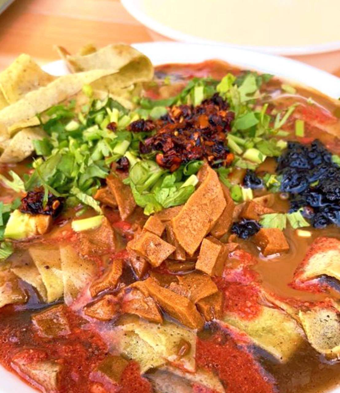 天津美食推荐:锅巴菜 锅巴菜是天津的传统特色小吃,以其酥香脆口,色