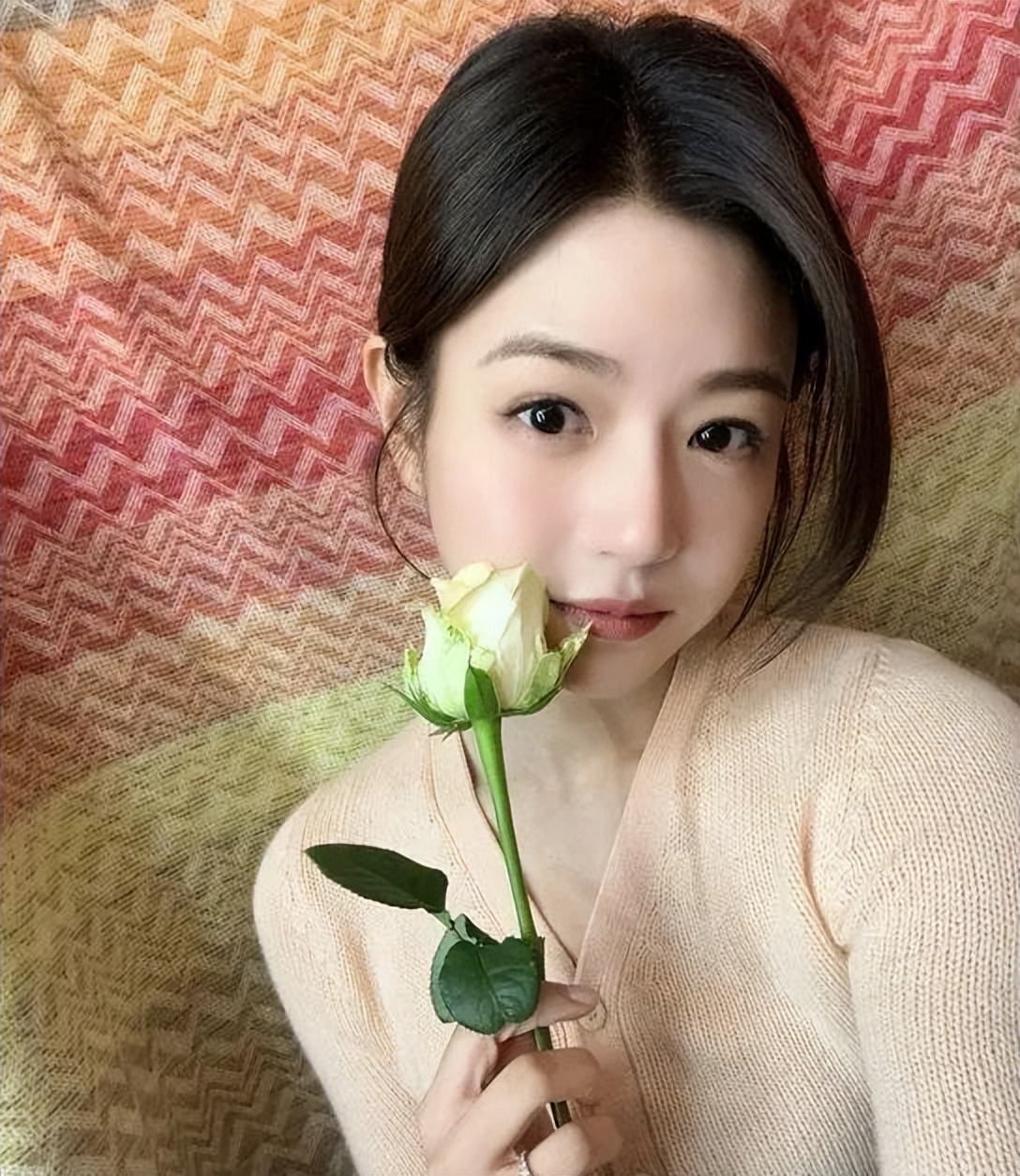 陈妍希是"真会玩"!早期拍mv博眼球,躺书桌上让林俊杰胸口写字