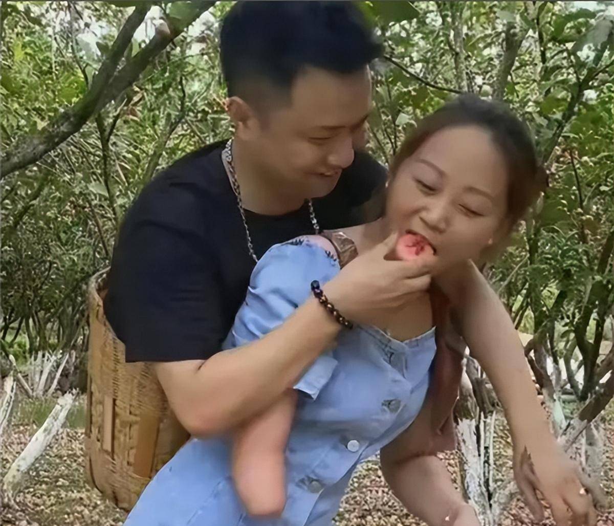 多年以来,因为长时间背背篓,阿娇的后背已经承受不住太大的重力,每隔