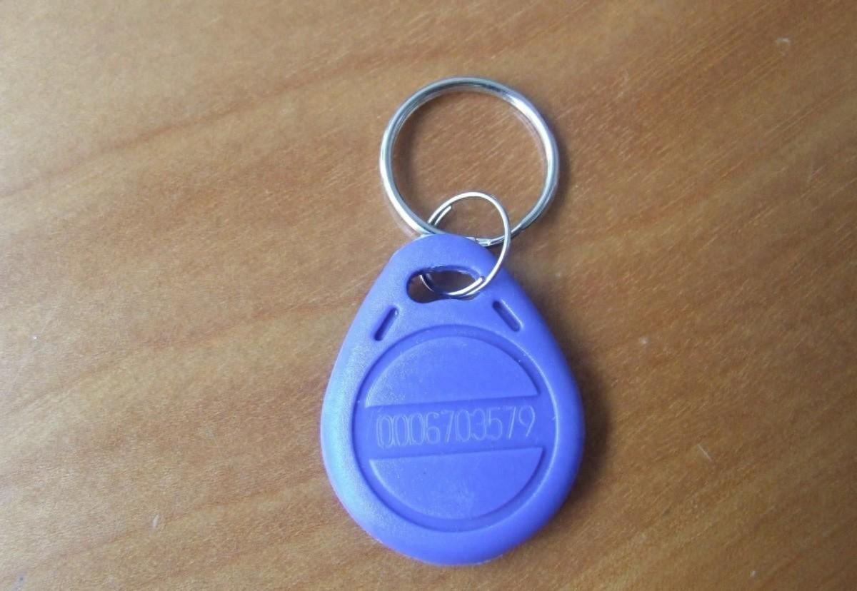 回顾门禁卡花10块钱5秒复制,封闭小区随便进!你家小区还安全吗?