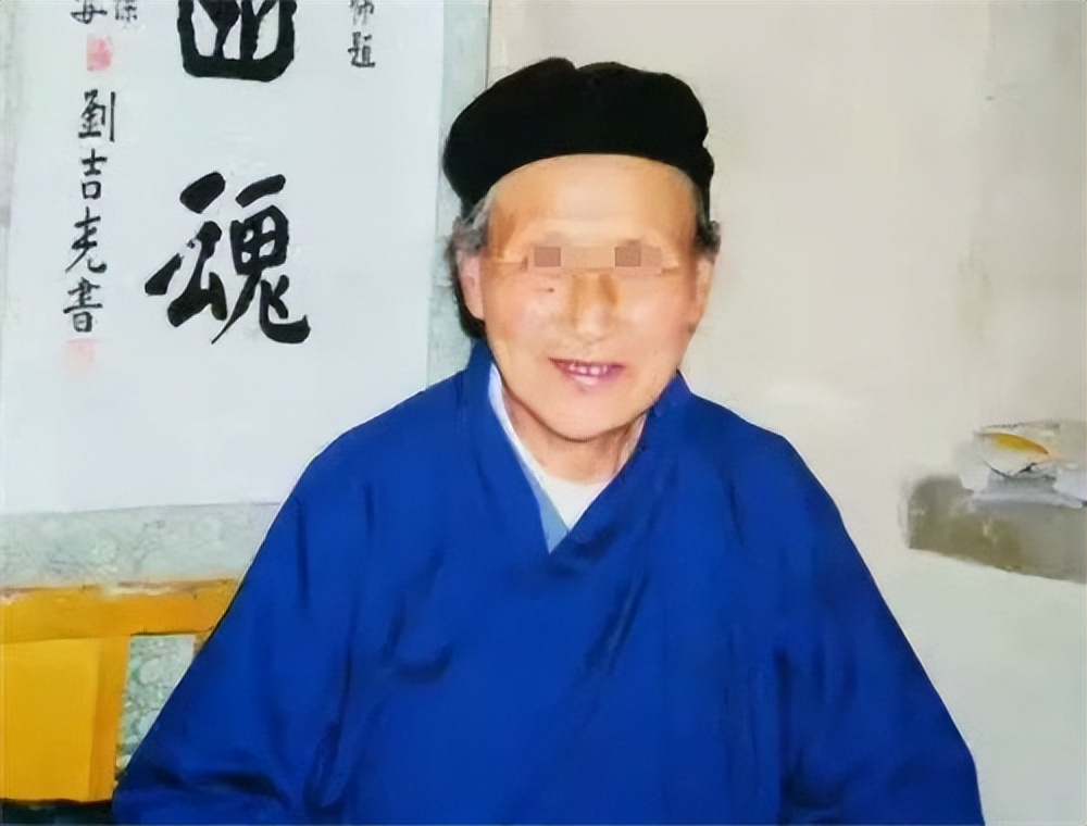 2014年陕西一家四口去华山旅游,从2000米悬崖跳崖,道姑一语成谶