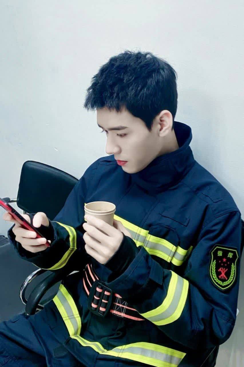 龚俊的火焰蓝军装,正义感爆棚!