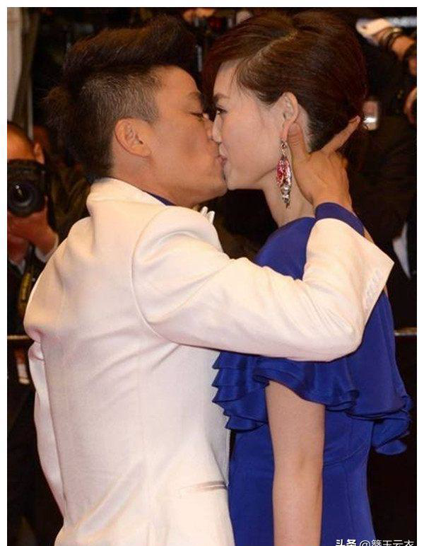 2015年,王宝强给家里打电话,足足等了一分钟才打通,电话接通