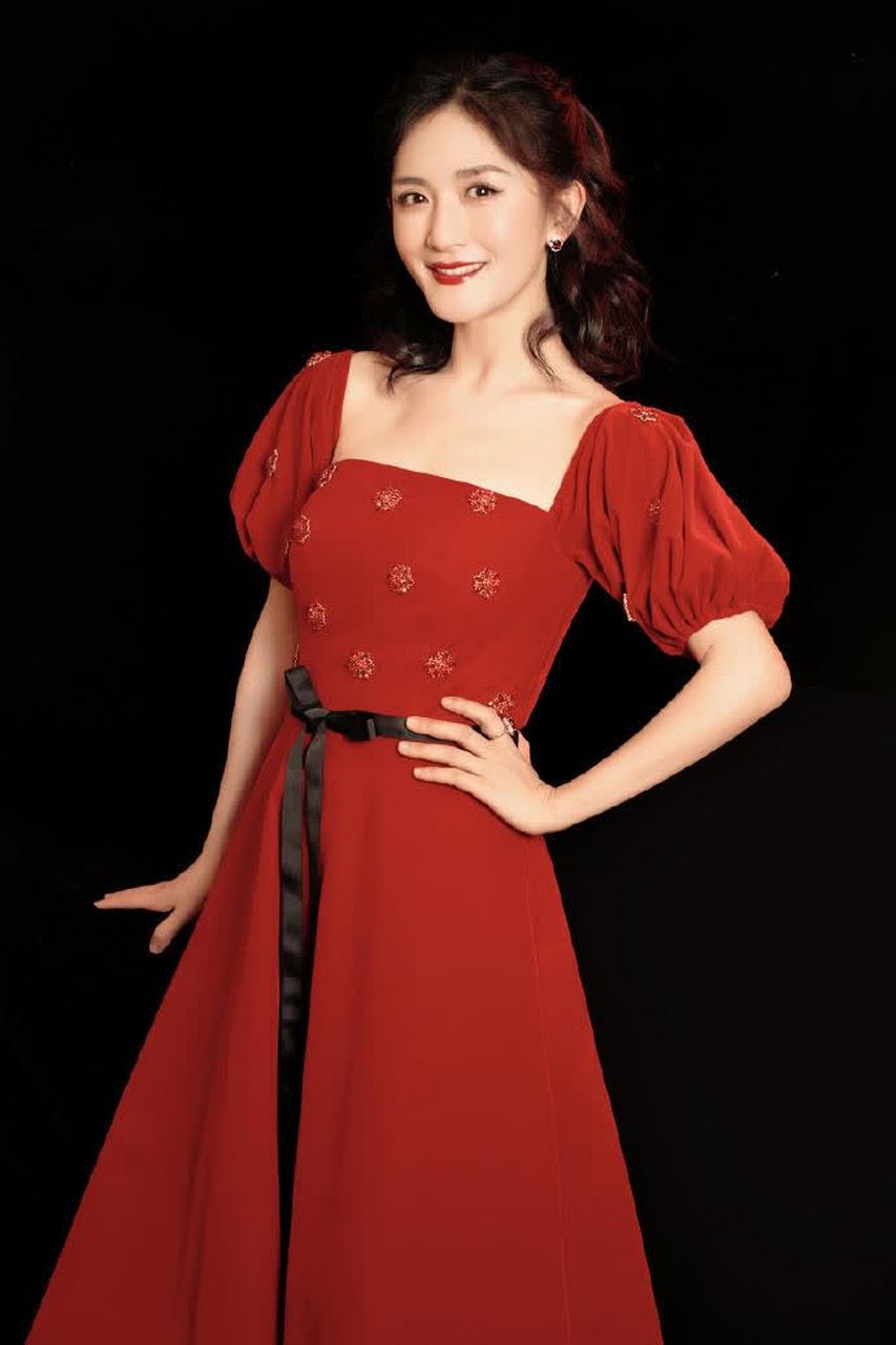 谢娜吴昕同穿红色礼服长裙,一个温婉一个活泼,换个卷发颜值巅峰