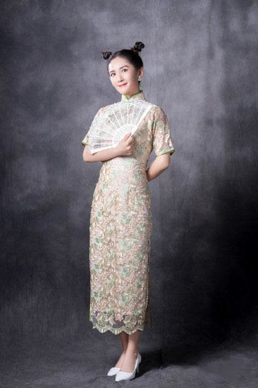 谢娜再穿旗袍,扎两个丸子头俏皮又减龄