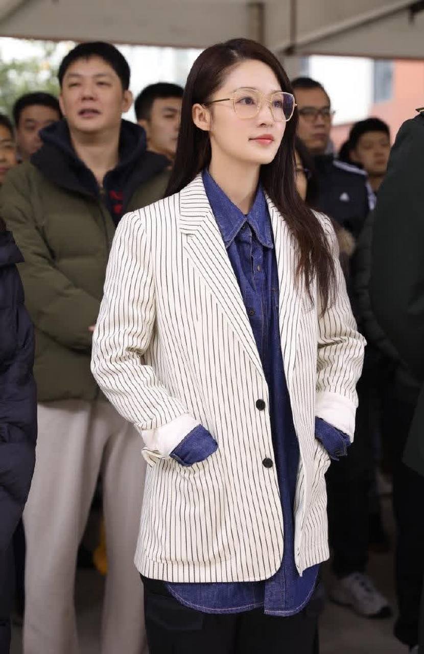 原来西装才是李沁的正确打开方式!配个金丝眼镜,女总裁不过如此