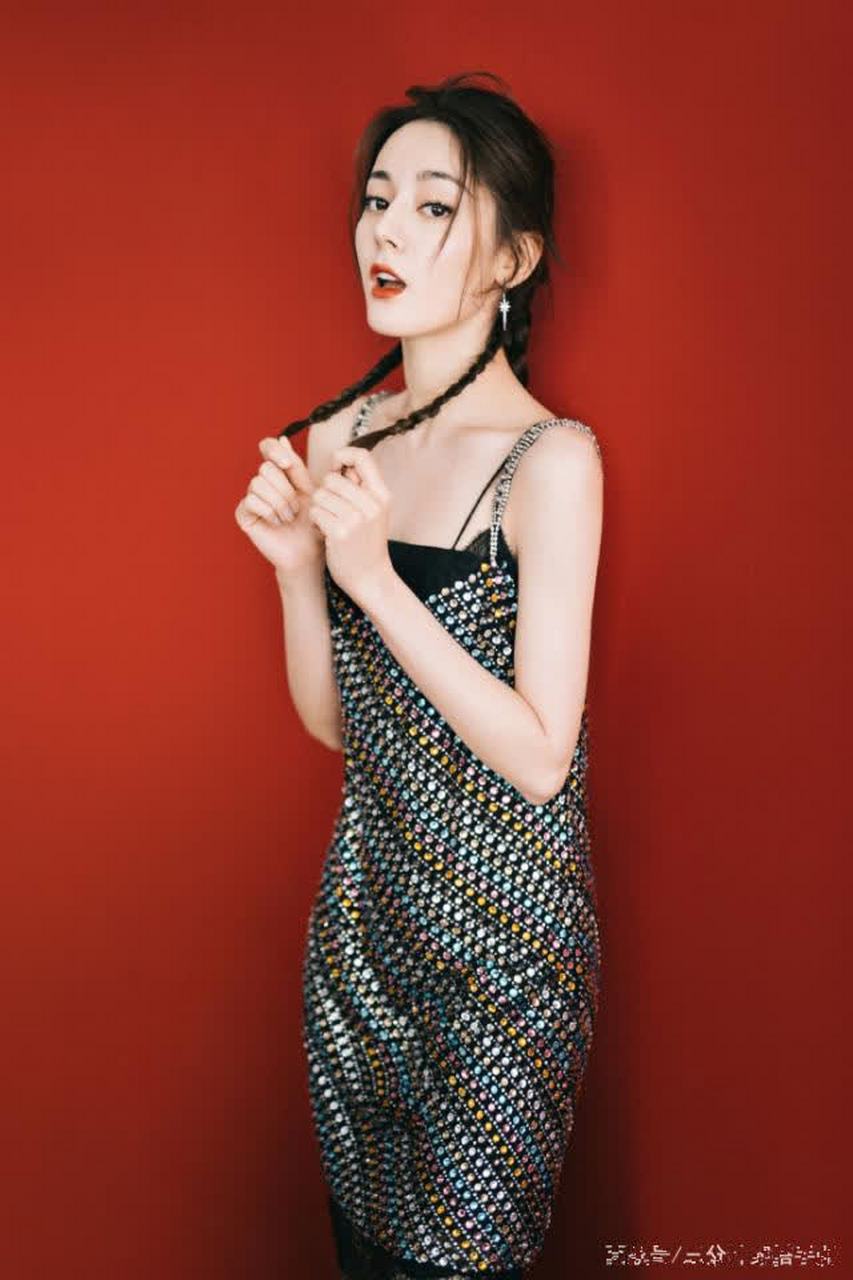 迪丽热巴是把彩虹穿到身上了
