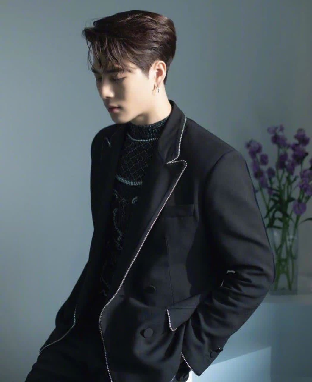 王嘉尔白色衬衫儒雅绅士,黑色外套沉稳大气