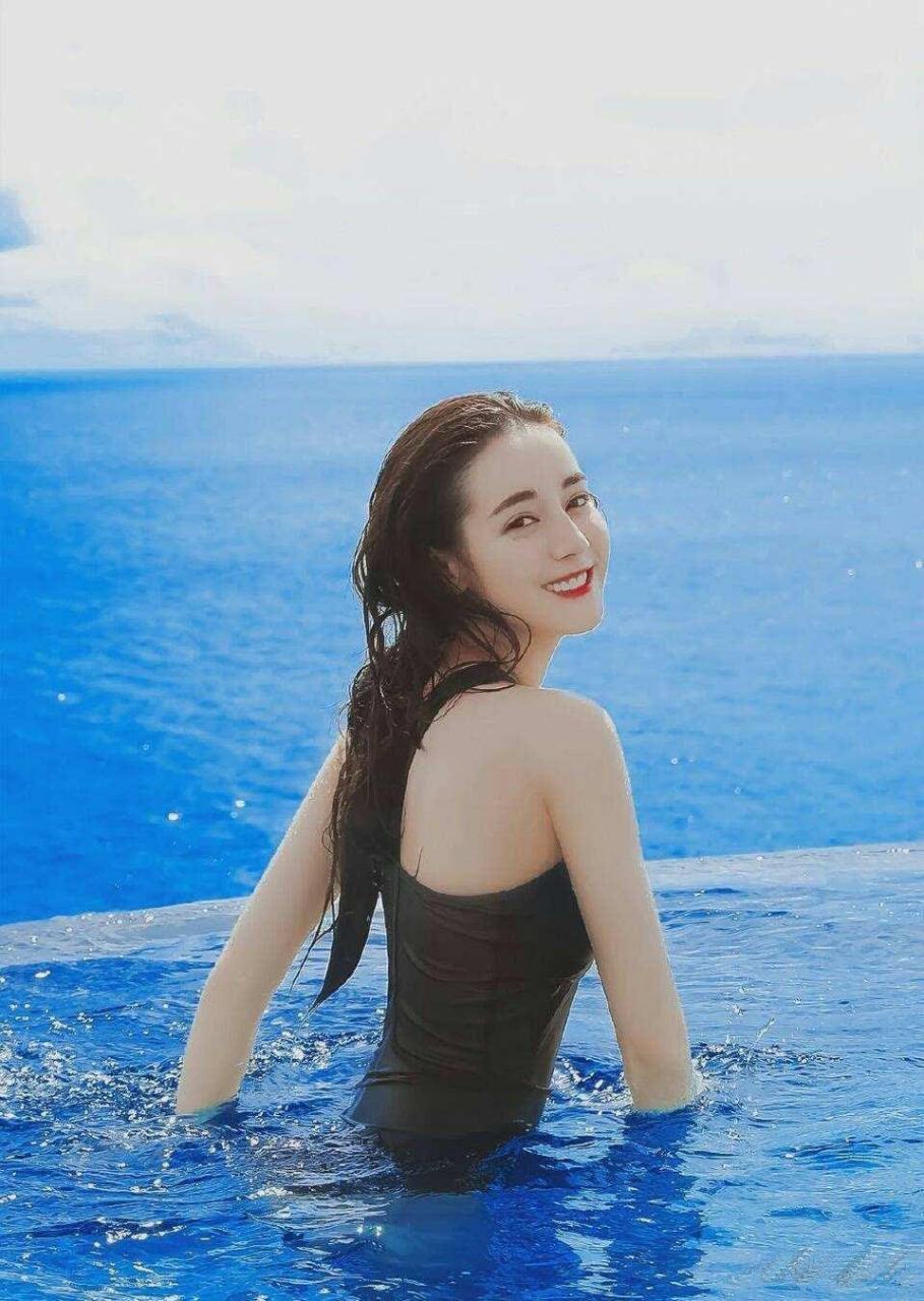 古力娜扎游泳的样子