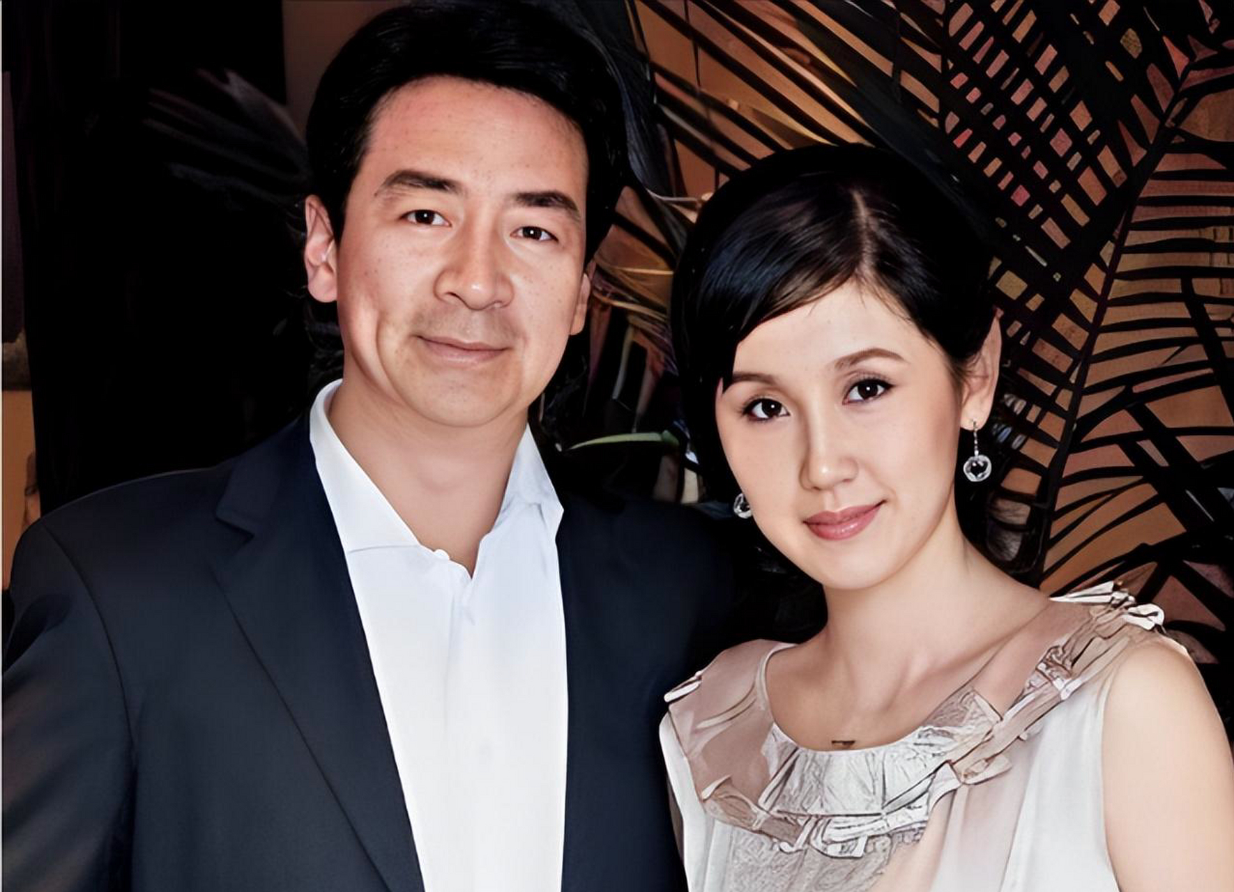 2003年,49岁的寇振海向演员李婷表白,李婷拒绝的说:寇老师,就算我接受