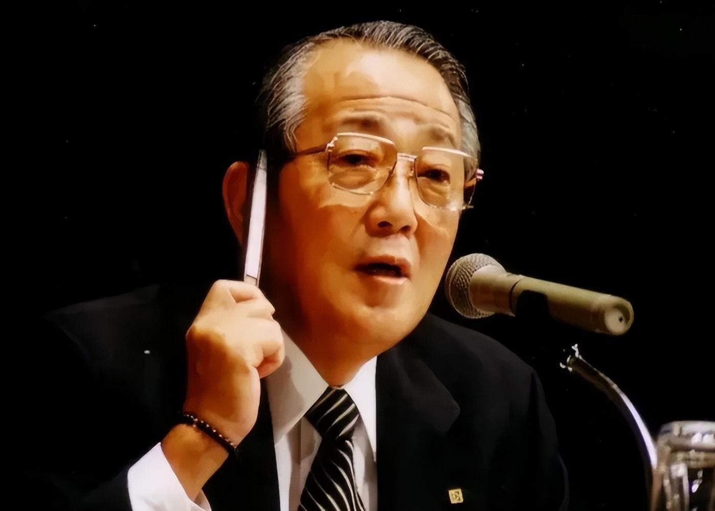 日本作家稻盛和夫说:太过正经的男人或者女人,真的很无趣,不管是男人