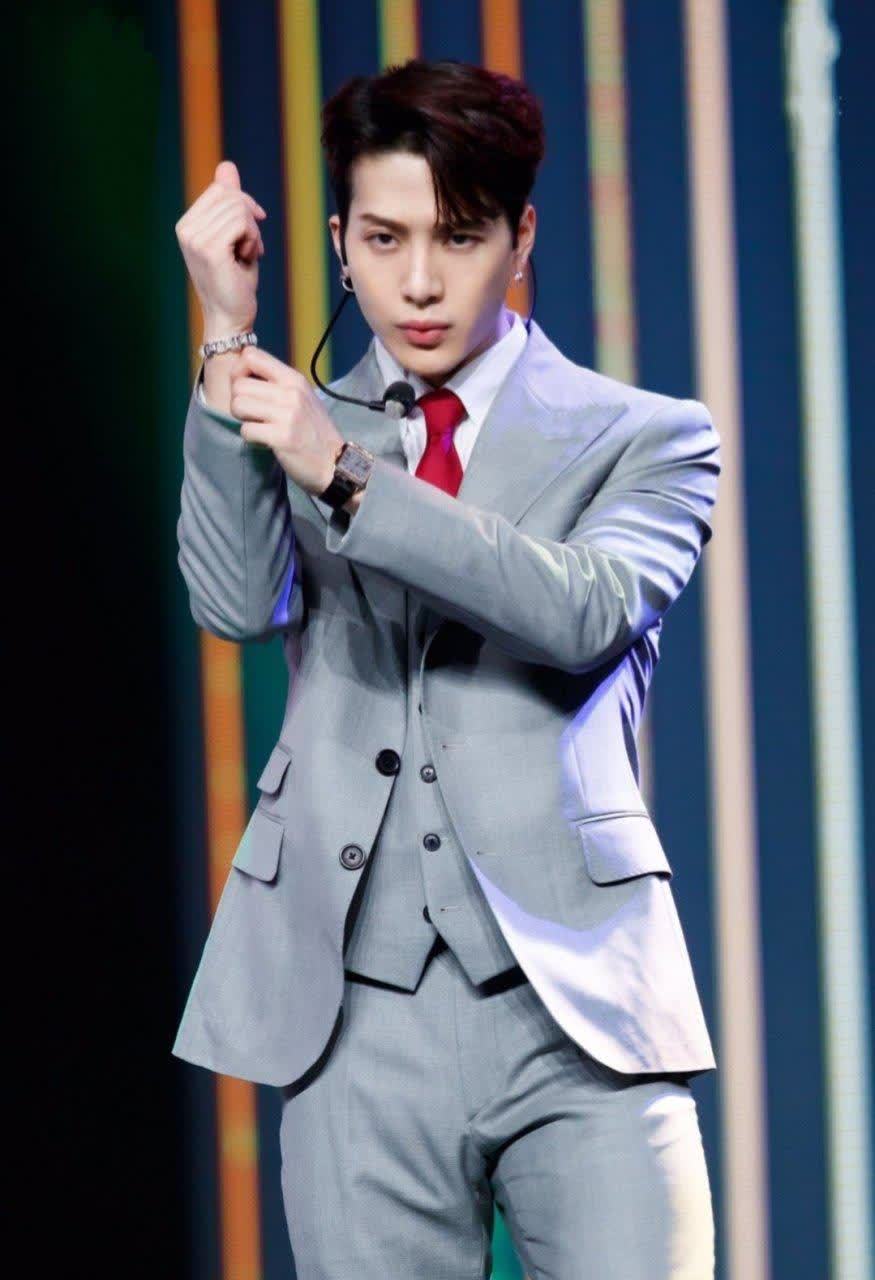 王嘉尔白色衬衫儒雅绅士,黑色外套沉稳大气