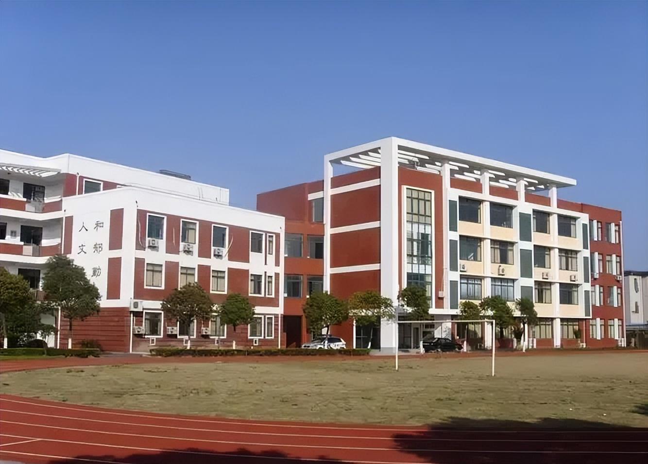 2023年, 48岁丈夫突发脑溢血去世.葬礼上,上千人排队悼念