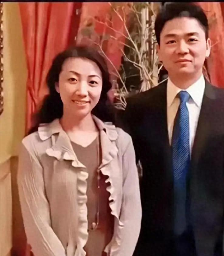 "当年,刘强东和龚小京在一起时,遭到龚小京父母的反对,不料多年后