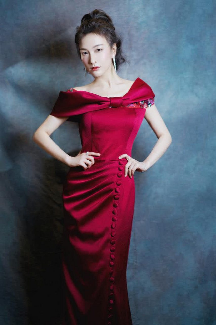 谢娜吴昕同穿红色礼服长裙,一个温婉一个活泼,换个卷发颜值巅峰