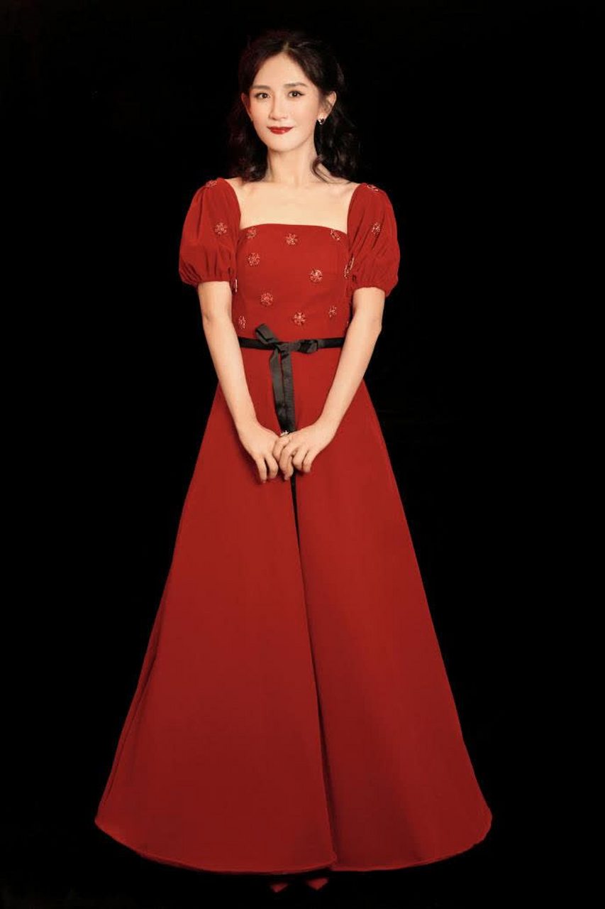 谢娜吴昕同穿红色礼服长裙,一个温婉一个活泼,换个卷发颜值巅峰