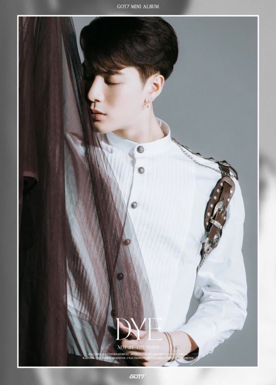 王嘉尔白色衬衫儒雅绅士,黑色外套沉稳大气