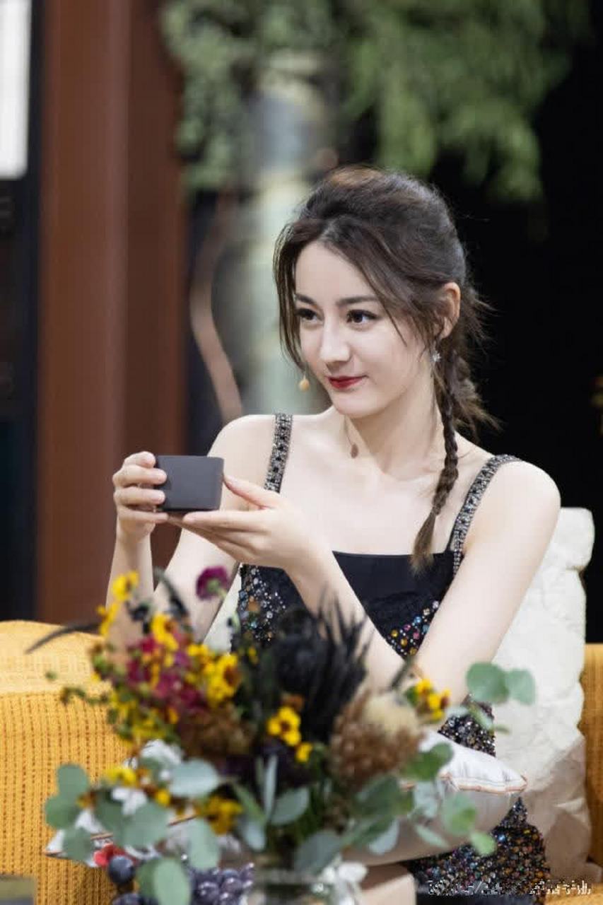 迪丽热巴是把彩虹穿到身上了