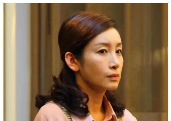 与李湘前夫分手1年,转身嫁王新军的秦海璐,现在过得怎么样?