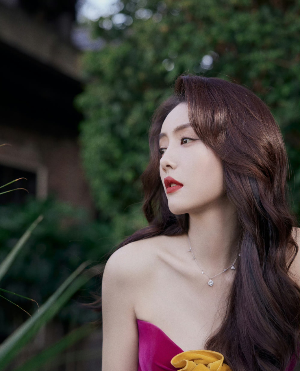 蔡文静,红色丝绒抹胸裙,一朵黄花,红唇超性感!