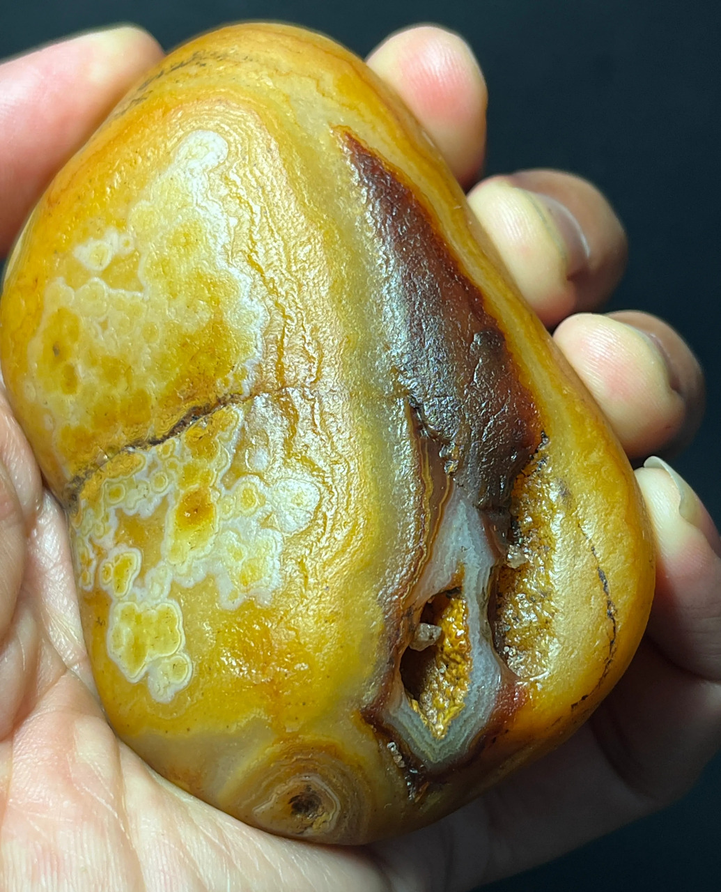 一方精品花眼玛瑙,色彩斑斓,饱满圆润,像极了肉夹馍左右开合,红嘴俏彩