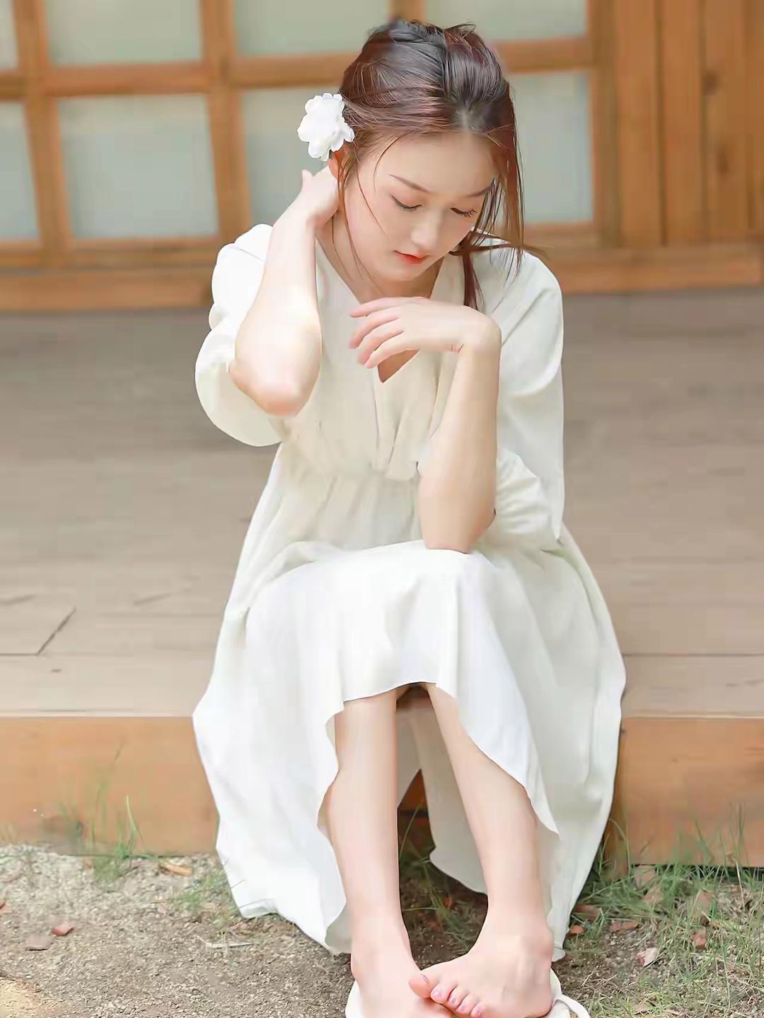 春风拂面,岁月静好,女孩手捧小花,笑颜如花