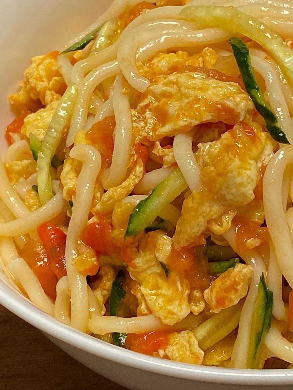 ✔️食材:西红柿,鸡蛋,大蒜,黄瓜丝,荆芥,手擀面 ✔️制作